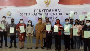 Sebanyak 879 warga di Kabupaten Minahasa Utara menerima sertifikat tanah dari Pemerintah Republik Indonesia melalui Badan Petanahan Sulut