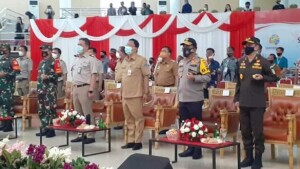 Pjs. Bupati Minut Clay Dondokambey tampak hadir dalam acara penyerahan sertifikat tanah kepada warga Minut.