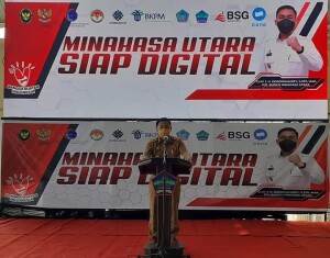 Pjs. Bupati Minut Clay Dondokambey membawakan sambutan dalam kegiatan sosialisasi SIAP DIGITAL.