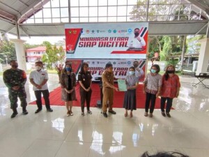 Penyerahan sertifikat oleh Pjs. Bupati Clay Dondokambey kepada pelaku UMKM.