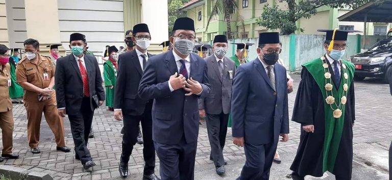 Sekretaris Daerah Provinsi Sulawesi Utara, Edwin Silangen saat tiba di lokasi kegiatan, Senin (23/11/2020).