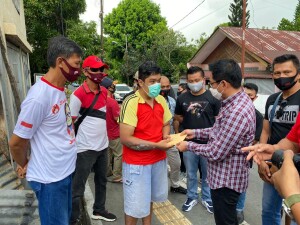 Joune Ganda menyerahkan langsung bantuan kepada warga korban kebakaran rumah di Airmadidi atas.