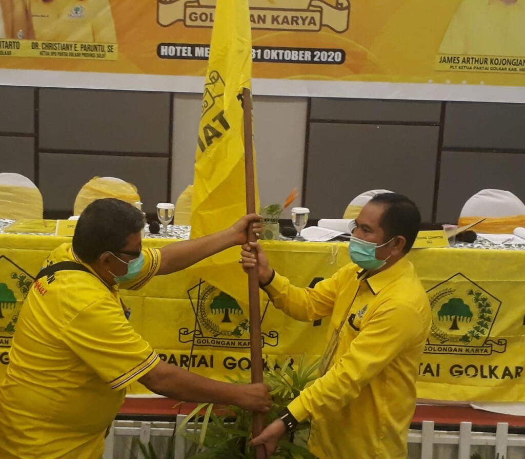 Pimpinan Sidang Musda X Partai Golkar Kabupaten Minahasa, Eli Luntungan menyerahkan Pataka kepada Adrie Kamasi sebagai Ketua DPD II Partai Golkar Kabupaten Minahasa Periode 2020-2025, Sabtu (31/10/2020)