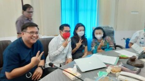 Joune Ganda bersama istri dan Kevin William Lotulung beserta istri mendampingi kunjungan di kantor Majelis Daerah GPDI.