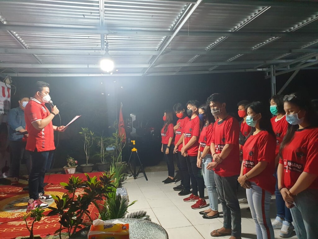 Ketum JAM Sulut Hebat, Josua Liow mengukuhkan dan melantik pengurus JAM Kecamatan Mapanget, Selasa (10/11/2020) malam.