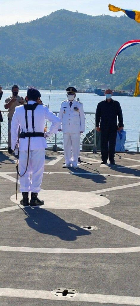 Pjs Walikota Bitung saat pimpin upacara tabur bunga di atas Kapal