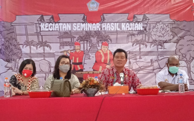 Kadis Kebudayaan Daerah Provinsi Sulut, Jenry M Sualang SPd MAP membuka kegiatan Seminar Hasil Kajian 2020, Kamis (05/11/2020), samping kanan (Kabid Kesenian Patricia Mawitjere, dan samping kiri, Kepala Kepala Balai Pelestarian Nilai-Nilai Budaya Wilayah Sulawesi Utara, Sulawesi Tengah dan Gorontalo (BPNB Wilayah Suluttenggo), Apolos Marisan, S.Sos,