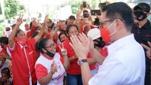 Warga menyambut antusias kedatangan Calon Bupati Minahasa Utara, Joune Ganda.