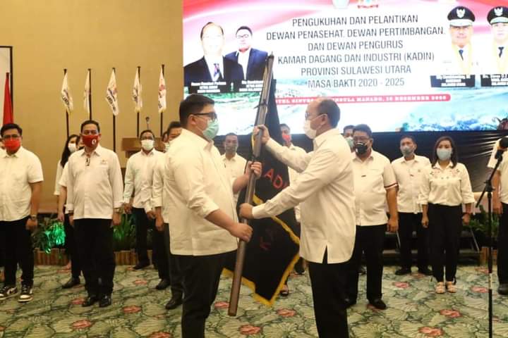 Ketua Umum KADIN Indonesia menyerahkan Pataka kepada Ketua Umum KADIN Sulut, Rio Dondokambey saat pelantikan pengurus KADIN Sulut, Kamis (10/12/2020)
