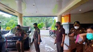 Terpantau Penyitaan dokumen oleh Kejati Sulut pada bagian hukum Pemkab Minut yang dibantu oleh Kejari Minut (27/01/21).