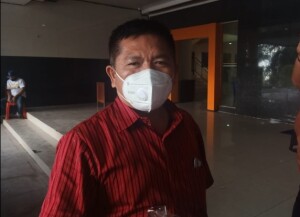 Ketua DPRD Minut Denny Lolong di Lobi kantor Bupati Minut usai mengikuti rapat Forkopimda.