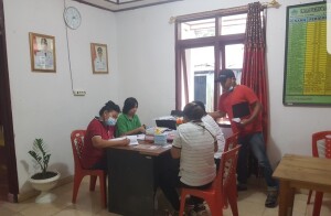 Penyaluran penghasil tetap perangkat desa Lumpias sore tadi oleh Bendahara di kantor Desa Lumpias, Kecamatan Dimembe.