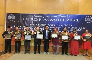 Kasie Penkum Kejati Theodorus Rumampuk bersama penerima IHRDP Award 2021.