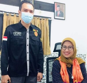 Ratna Dewi Pettalolo SH., MH saat diruangan kerja Kasek Bawaslu Minut Michael S. A. Polii, ST (foto;ist)