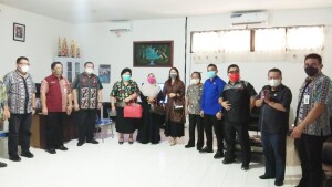Komisi I DPRD Sulut saat berkunjung ke Pemkab Minut yang diterima Kepala BKD Stevie Watupongoh.