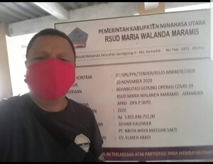 Aktifis pemerhati masyarakat Anti Korupsi Noris Tirayoh saat mendatangi gedung proyek covid yang sementara dalam tahap pemeliharaan di RSUD Walanda Maramis.