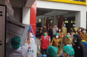 Sebanyak 3,200 Vaksin Covid Sinovac saat diturunkan di RSUD Maria Walanda Maramis sebanyak 2 kardus.