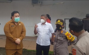 Kadis Kesehatan dr. Alain Beyah bersama Kapolres Minut AKBP Grace Rahakbau dan jajaran saat menunggu kedatangan Vaksin di RSUD pagi tadi.