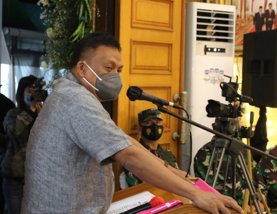 Gubernur Olly Dondokambey SE saat menyampaikan ucapan duka sedalam-dalamnya atas berpulangnya Alm SH Sarundajang saat Ibadah Penghiburan, Selasa (16/02/2021) malam.