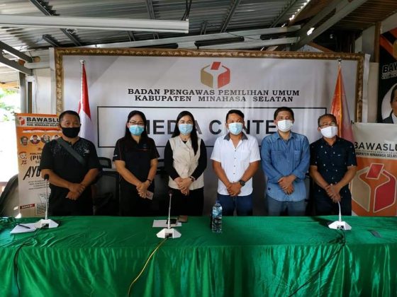 Rapat evaluasi akhir pelaksanaan Pemilukada oleh Panwaslu dan KPU Minahasa Selatan