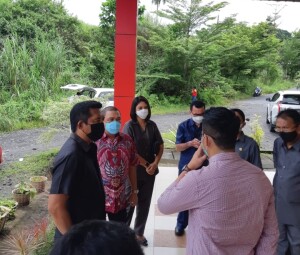 Tampak Ketua Komisi II Jimmy Mekel bersama personil lainnya seperti Cynthia Erkles dan Stendy Rondonuwu.