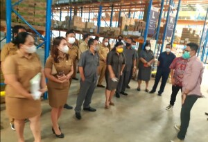 DPRD Minut saat disambut oleh pihak Multy Mart di lokasi pergudangan.