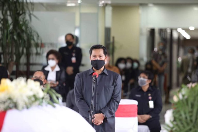 Wakil Gubernur Drs Steven OE Kandouw saat menyampaikan duka mendalam saat menerima Jenazah SH Sarundajang yang disemayamkan di Lobi Kantor Gubernur, Kamis (18/02/2021) siang.