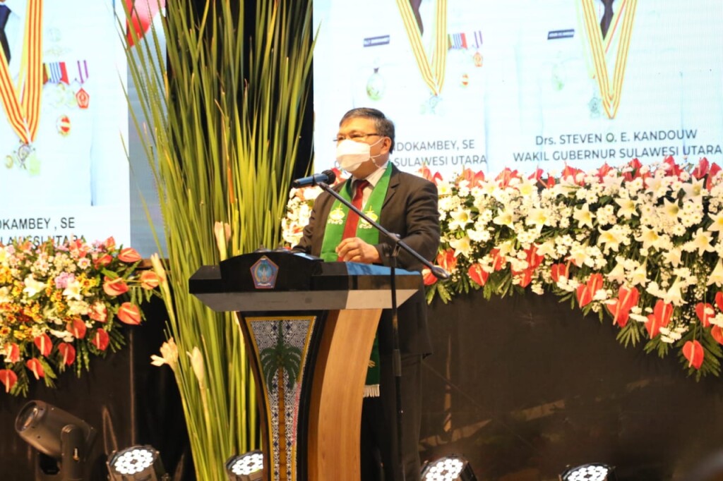 Ketua Sinode GMIM Pdt Hein Arina saat memimpin Ibadah Syukur.