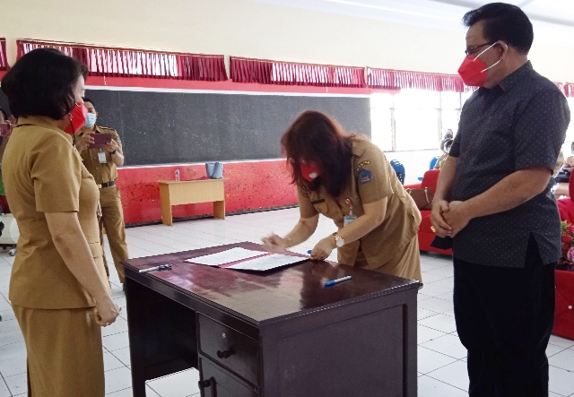 Disaksikan Kepala BKD Provinsi Sulut, Patricia Mawitjere menandatangani Berita Acara Sertijab Plt Kadis Kebudayaan Daerah Sulut, Selasa (09/02/2021)