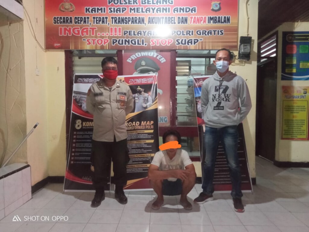 Tersangka bersama Kanit Reserse Bripka Ario Kader (kanan / baju Sweater) dan anggota Polsek Belang.