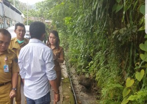 Plt. Kepala Dinas Lingkungan Hidup dr. Stella Safitri bersama jajaran DLH Minut dan Komisi 2DPRD Minut saat meninjau lokasi pemukiman warga sekitar PT. Royal Coconut Airmadidi.