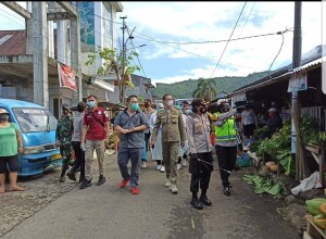 Satgas Covid melakukan sosialisasi dan penerapan protokol di Pasar Airmadidi belum lama ini. Tampak Kapolres AKBP. Grace Rahakbau, Kadis Alain Beyah dan Kasat Pol-PP Robby.
