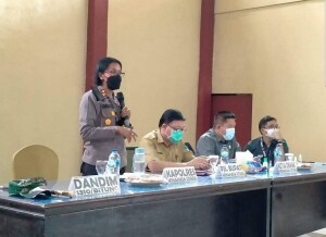 Kapolres AKBP. Grace Rahakbau saat memimpin pertemuan antara Penambang lokal dengan PT. MSM/TTN bersama Forkopimda.