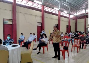 FORUM: Tampak Ketua Komisi I DPRD Minut Edwin Nelwan saat memberikan penyampaian.