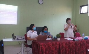 Direktur RSUD Maria Walanda Maramis dr. Sandra Rotty tampak memberikan arahan dalam rapat evaluasi.