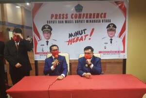Bupati Joune Ganda didampingi Wabup Kevin Wiliam Lotulung melakukan konferensi pers usai acara Sertijab di Sutan Raja Hotel, Jumat (26/02).
