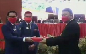Pasangan JG-KWL saat serah terima jabatan dengan Plh. Bupati Jimmy Kuhu yang juga Sekdakab Minut.