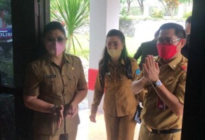 Kadis Pendidikan Olfy Kalengkongan didampingi sekretaris Pettra Enoch saat menyambut kunjungan perdana Bupati Joune Ganda di Kantor Diknas awal Maret.