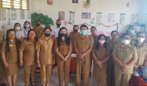 POSE: Tampak Kadis Pendidikan Olfy Kalengkongan didampingi Pengawas bersama Kepsek Olly Kiolol foto bersama guru SDN Matungkas.
