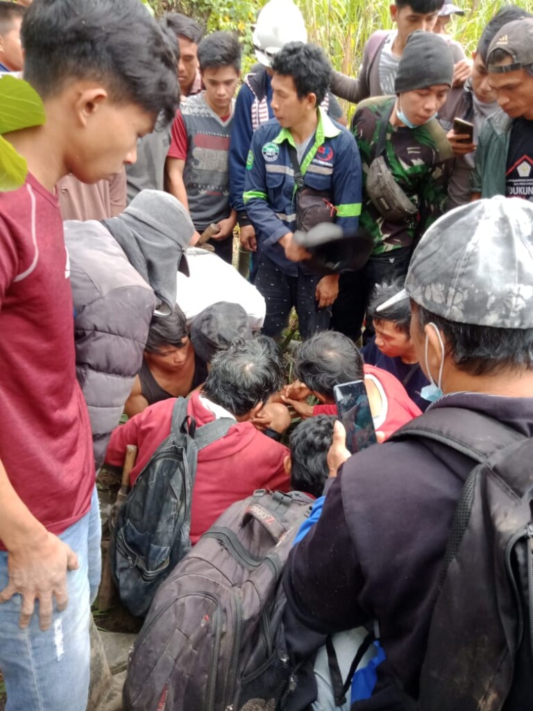 Upaya evakuasi koridor korban tertimbun longsor di lubang tambangan, Jumat (05/03/2021) pagi.
