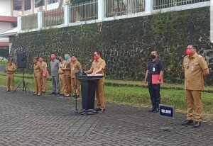 Bupati Joune Ganda didampingi Wabup Kevin tampak memimpin Apel perdana Pemkab Minut.