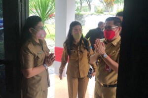 PERDANA: Bupati Joune Ganda tampak didampingi Kadis Olfy Kalengkongan usai Apel Perdana disambut Sekertaris Dinas Pettra Enoch di Kantor Dinas Pendidikan.