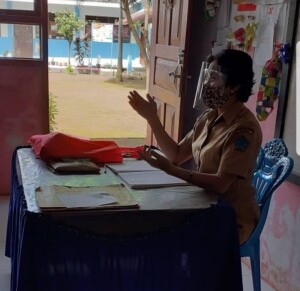 Kepsek Olly Kiolol, S.Pd tampak memberikan arahan pembinaan kepada guru-guru di SDN Matungkas.