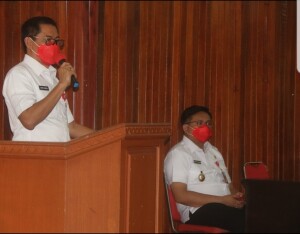Bupati Joune Ganda didampingi Wabup Kevin Lotulung usai menyerahkan SK Staf Ahli dan Pelantikan pejabat struktural di Pemkab Minut.