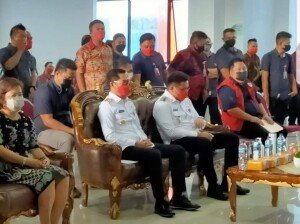 Tampak Direktur RSUD Maria Walanda Maramis dr Sandra Rotty turut mendampingi JG-KWL dalam kegiatan.