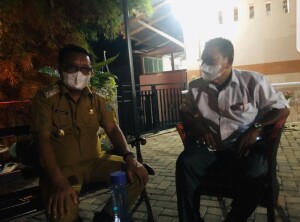 Bincang santai Walikota Bitung terpilih Ir. Maurits Mantiri bersama Husen Tuahuns staf khusus Gubernur