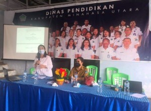 Tenaga Ahli Bupati Bernadeth Longdong, S.Pd M.Pd, yang juga mantan Kadis didampingi Sekretaris Pendidikan Dra. Pettra Enoch, M.Pd