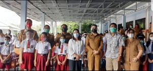 Stafsus Bupati Joune Ganda tampak didampingi Sekretaris Dinas Pendidikan Dra. Pettra Enoch saat melepas para siswa.