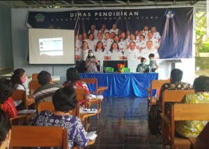 Tenaga Ahli Bupati Bernadeth Longdong saat jadi Pemateri dalam rapat kerja Dinas Pendidikan dengan kepala-kepala sekolah, Jumat (19/03)