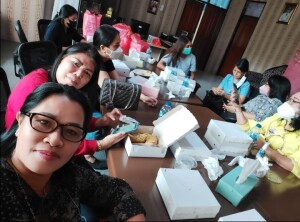 SELFIE: Tampak kebersamaan dalam pertemuan rutin IKAD Minut.